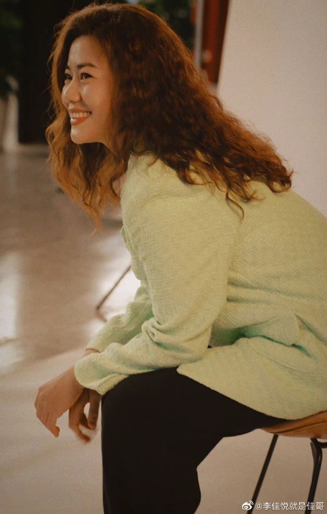 他再次来到美婷所在的卓越美发美容院，毁掉了美婷的职业前程。
